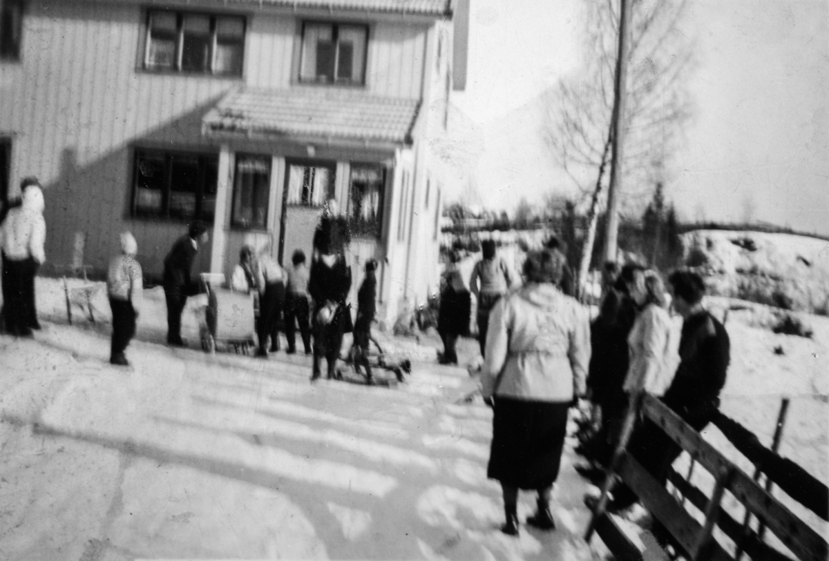 Saglund, Vang. Samling til lokalt skirenn vinteren 1955.
Saglund G.nr/B.nr 81/4
