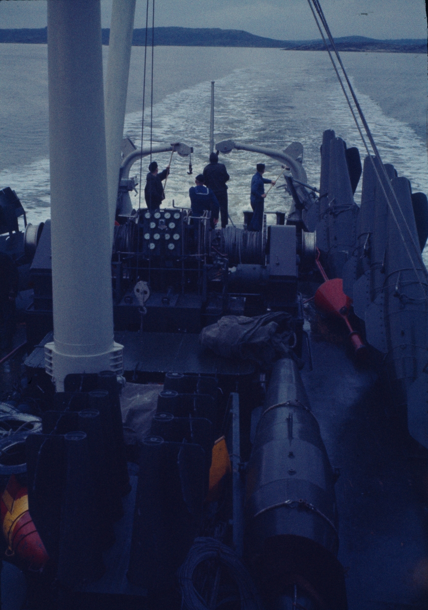 Bilden visar sjömän som arbetar på akterdäcket av minsveparen Styrsö.