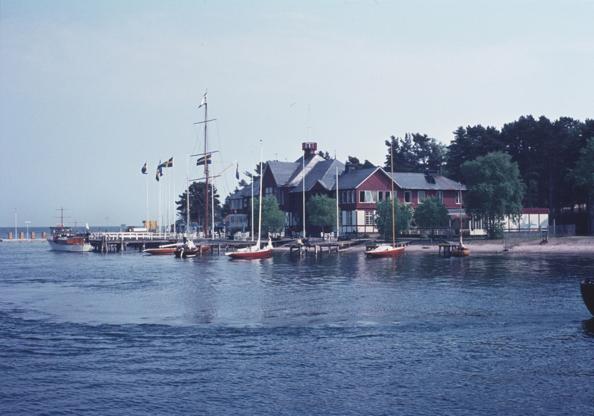 Bilden föreställer småbåtshamnen på Sandhamn sett från havet.