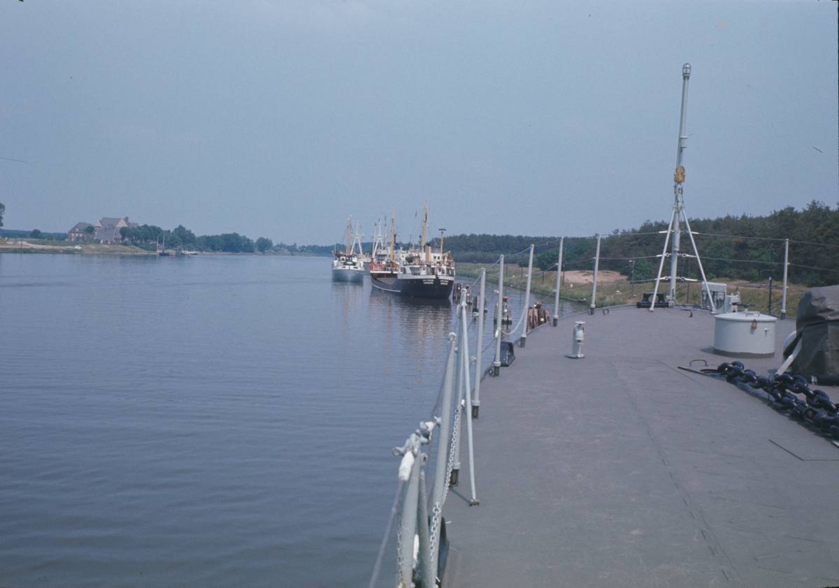 På bilden syns förskeppet av jagaren Öland som följer en rad handelsfartyg genom Kielkanalen.