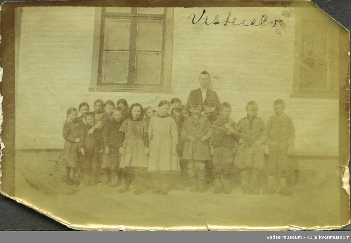 Skolebarn foran Vesterelv- Karlebotten storskole i Nesseby kommune 1920/1921.