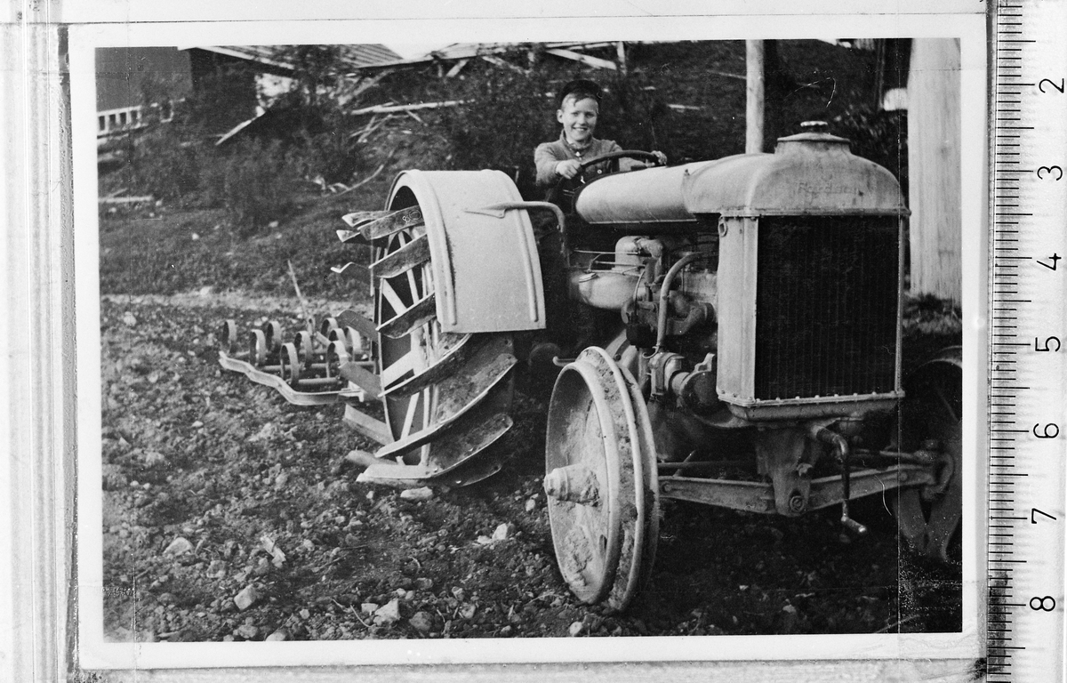 David Kristian Seierstad harver med Fordson traktor på Seierstad østre på Lena, året 1932.