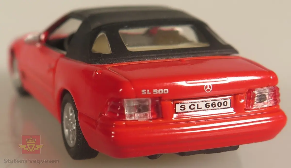 Modellbil av en Mercedes Benz 600SL, modellbilen er farget rød.