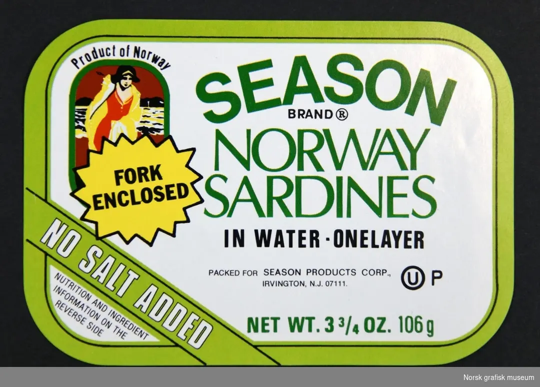 Etikett med hvit bakgrunn og grønn ramme. TIl ventre er en illustrasjon av en kvinne på stranden (?) under en stjerneformet gul ramme. 

"Norway sardines in water"