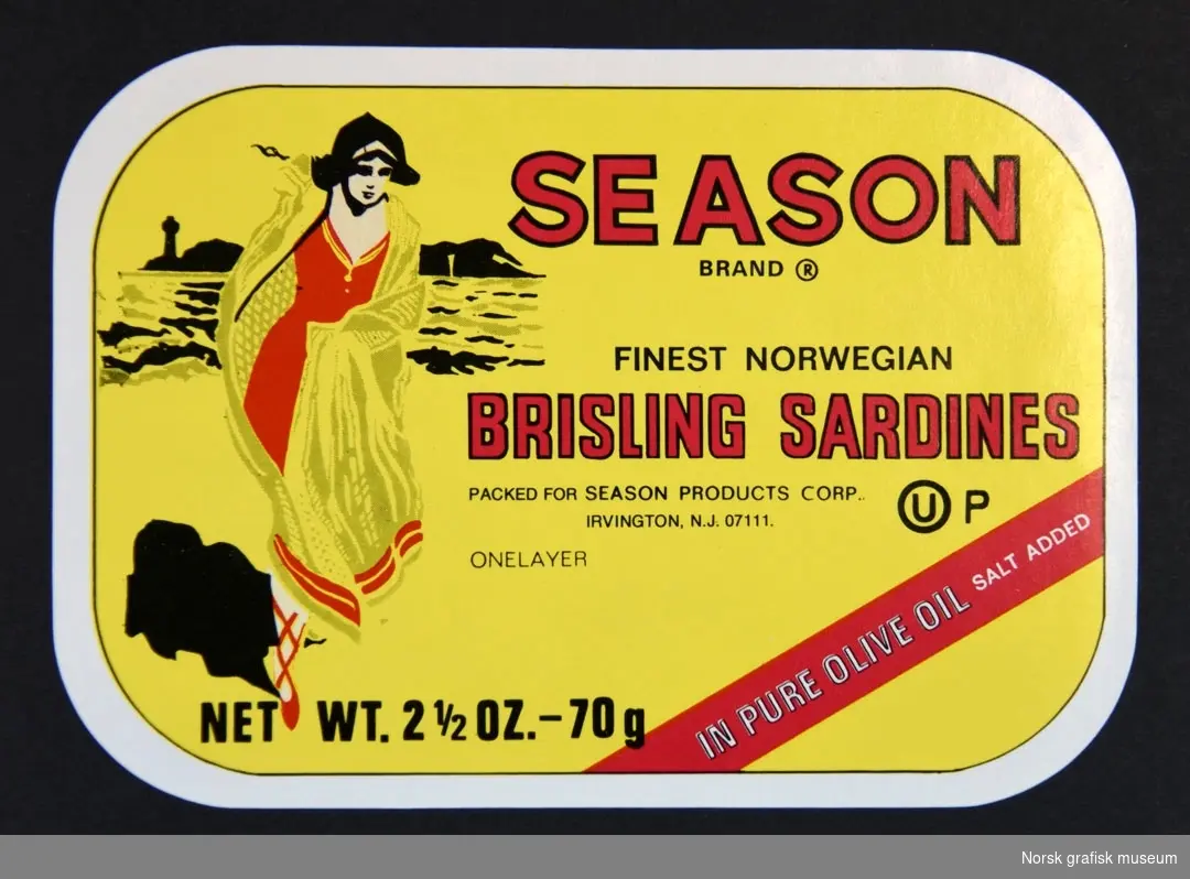 Etikett med gul bakgrunn og hvit ramme. Til venstre er en illustrasjon av en kvinne på stranden (?). 

"Finest Norwegian brisling sardines"