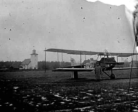Flygplan som nödlandat vid Lyrestads kyrka i december 1919.

Flygplanet är en Albatros, som 1919 användes av Flygkompaniet som skolflygplan.