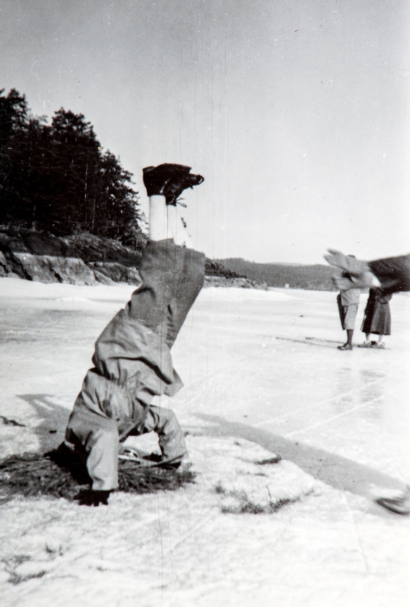 Ukjent mann står på hode på isen på Harasjøen.