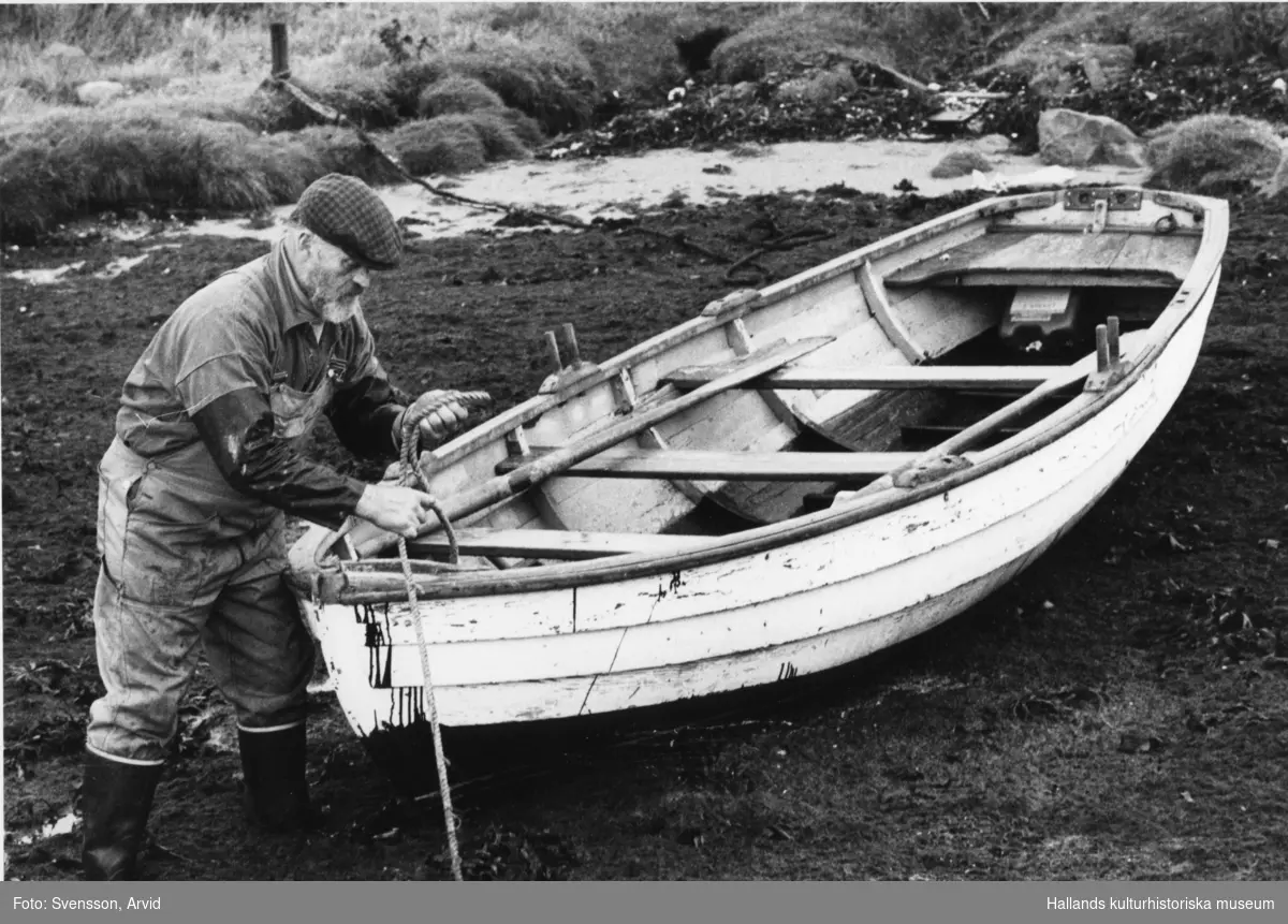 Harry Andersson, "Bengtsa-Harry", gör fast sin båt på land.
