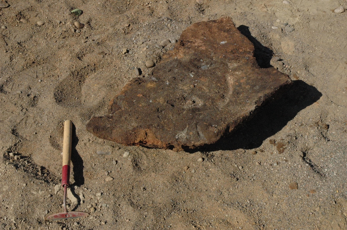 Ett lossbrutet stycke av en bottenplatta till en ugn, påträffad vid en arkeolgisk undersökning i Odensjö, Bankeryds socken i Jönköpings kommun.
