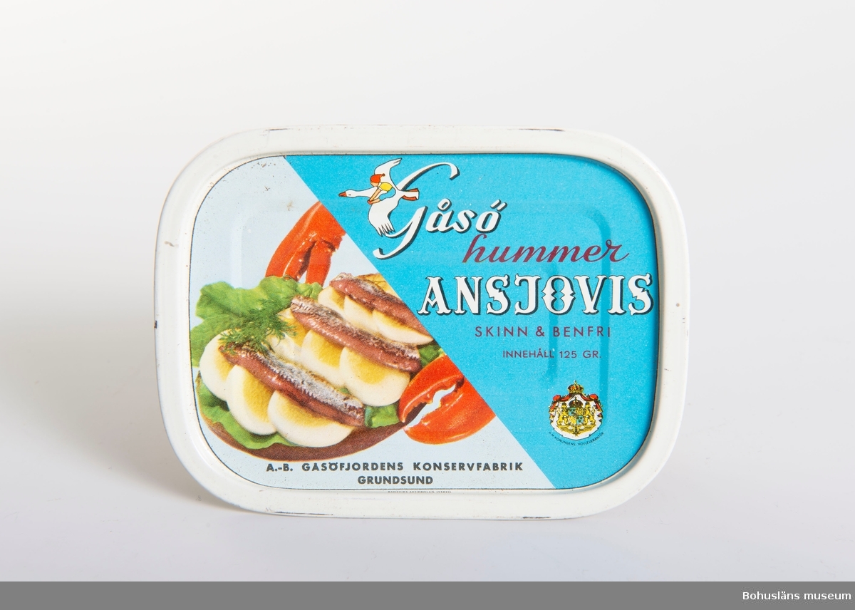 Burk för ansjovis. Text: "Gåsö hummeransjovis skinn & benfri innehåller 125 g". 
Bild på smörgås samt vit och röd text mot blå botten.