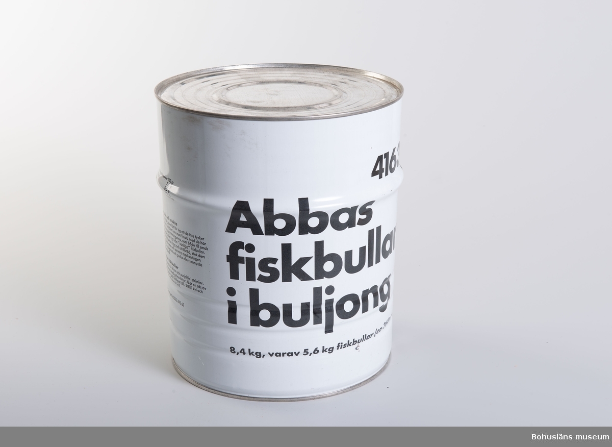 Cylinderformad burk i vitt med tryckt text i svart direkt på plåten. Text: "Abbas fiskbullar i buljong. 8,4 kg varav 5,6 kg fisk bullar (c;a 360 st)" och "4163" samt innehållsdeklaration.
