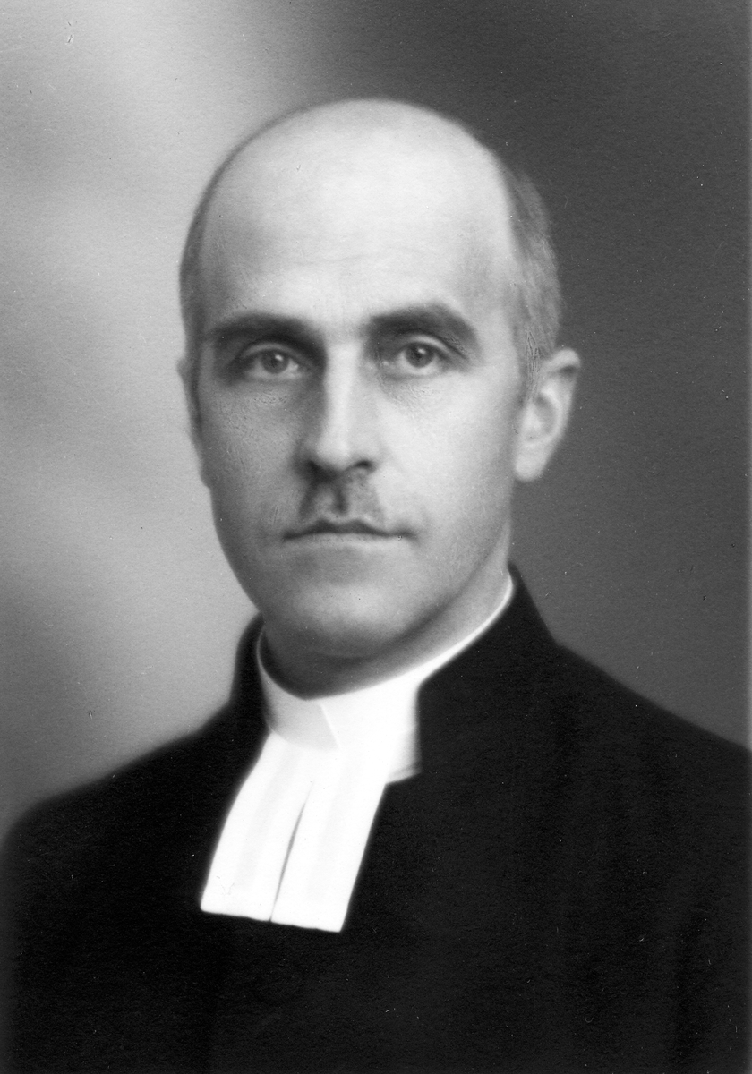 Bengt Jonzon född 19 februari 1888 Bollnäs, död 1967. Präst sedermera biskop. Komminister i Heliga Trefaldighets församling 1924 och kyrkoherde 1935. Extra ordinarie hovpredikant 1935-43.