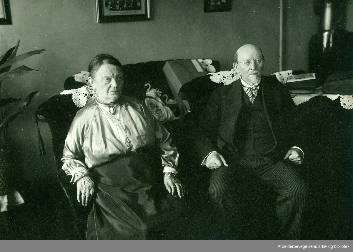 Marie (1838-1923) og Christian Holtermann Knudsen (1845-1929). Christian var en av stifterne av Det Norske arbeiderparti og Marie var aktiv i kvinnebevegelsens første tid.