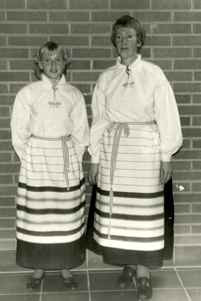 Anneli Andersson och modern Maj-Britt Andersson (Livered) visar upp Kålleredsdräkten, 1980-tal i Eken- eller Hallenskolan.