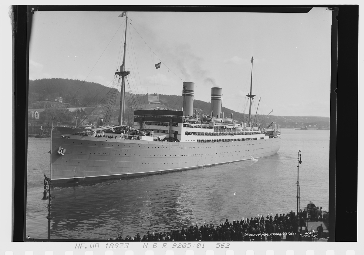 DS "Stavangerfjord" har avgang fra Oslo havn. Fotografert 1925.