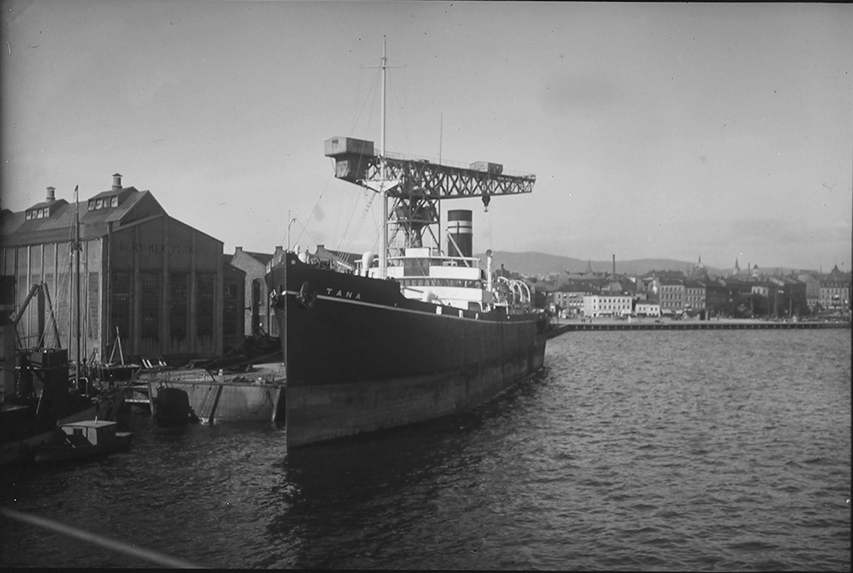 Skipet "Tana" ligger til kai ved Akers mek. verksted, Pipervika. Fotografert 1925.