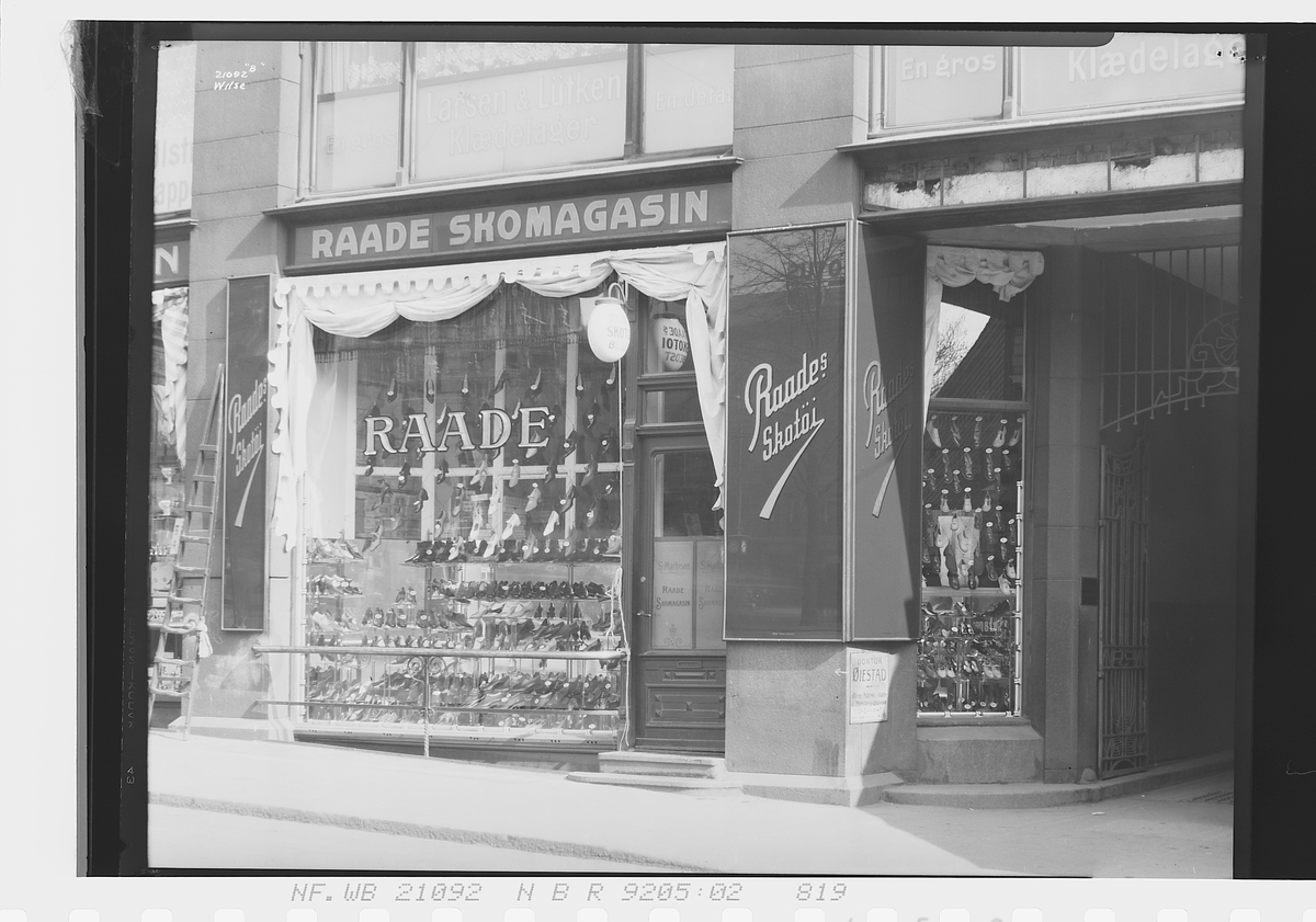 Butikkvindu med sko hos Raade Skomagasin. Fotografert 1927.
Info fra Galleri Nor: "Raade Skomagasin hadde adresse Torvet 13 (Stortorget). Øverst til høyre i bildet ser vi også litt av navnet Larsen & Lütken klædehandel som hadde samme adresse."