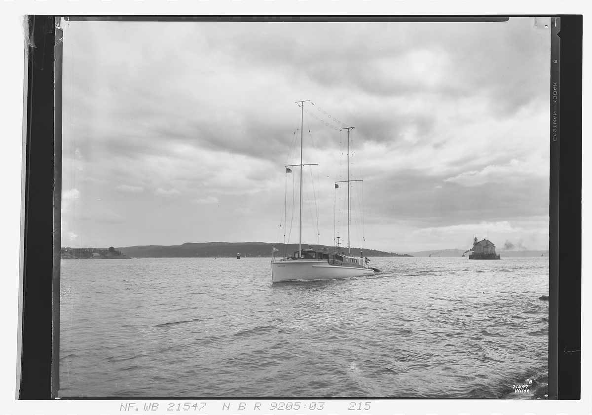 Motorbåten "Gnisten" i Oslofjorden ved Dyna fyr. Fotografert 1927.