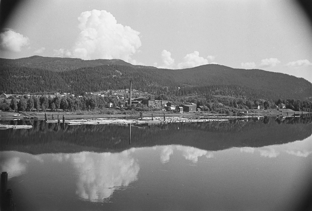 Industribygget sett fra Drammenselven. Den Norske Kalosje- & Gummivarefabrikk A/S, senere Mjøndalen Gummivarefabrikk, Eiker. Fotografert 1940.