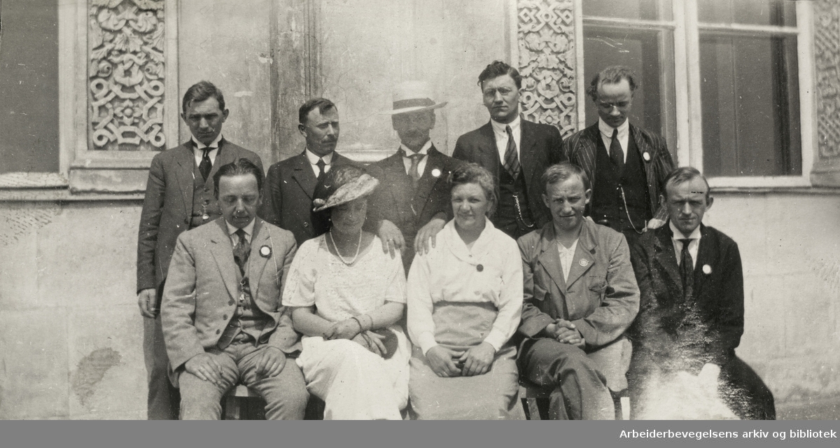 DNA's delegater ved den 3. internasjonales kongress i Moskva, 1921. Foran (bl.a.): Alfred Mørk, Ragna Hagen, Jeanette Olsen, Knut Eng. Bak (bl.a.): Halfdan Jønsson, Elias Volan, Alfred Madsen, Alfred M. Nilsen.