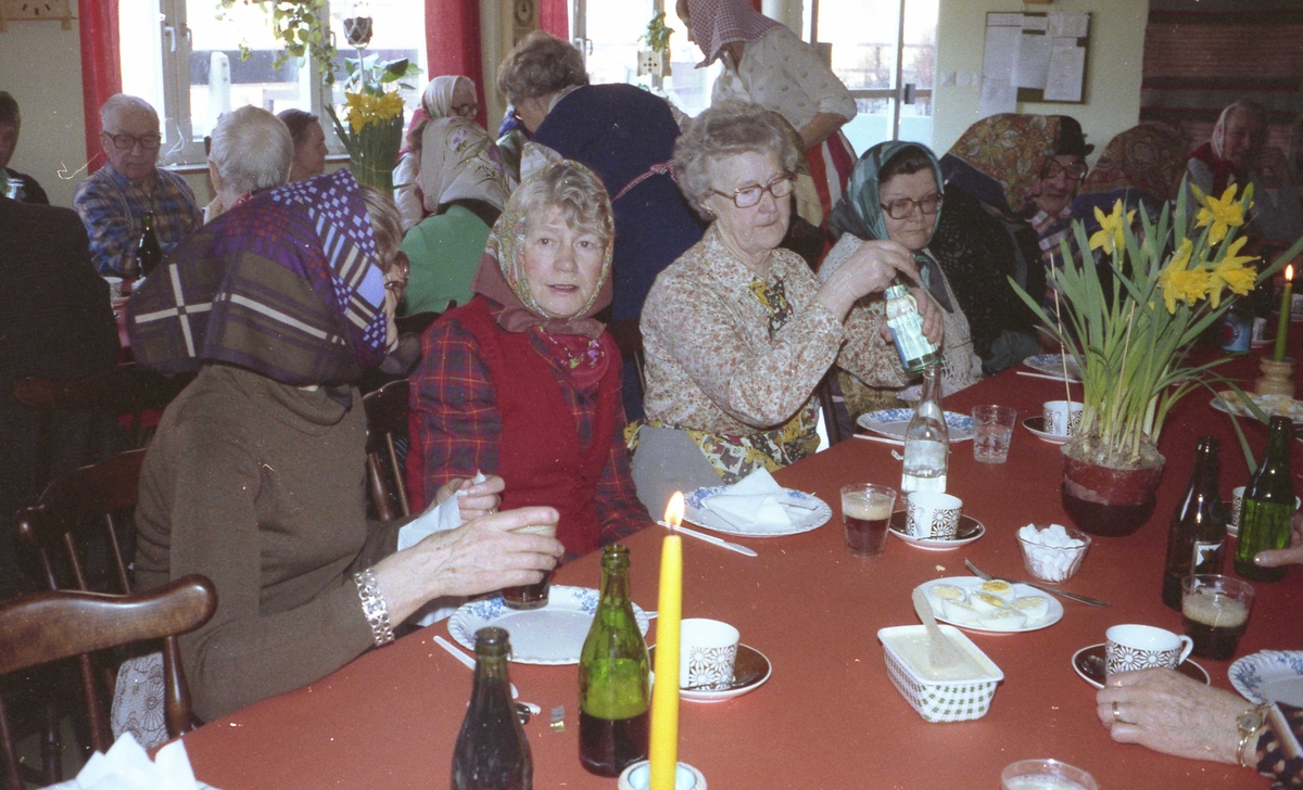 Påsklunch i Brattåsgårdens hobbylokal på Vommedalsvägen år 1979. På bordet står en påsklilja. Namnuppgifter saknas.