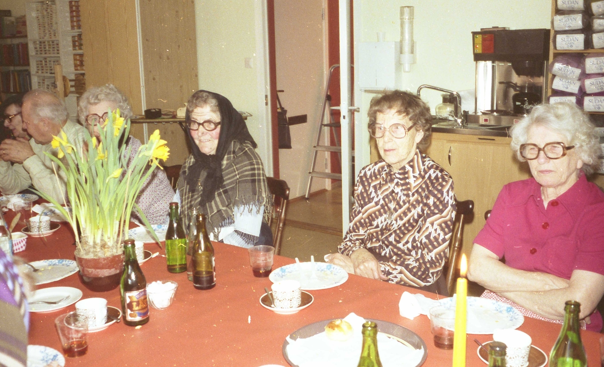 Påsklunch i Brattåsgårdens hobbylokal på Vommedalsvägen år 1979. Sittandes från vänster: 1. Okänd, 2. Sigrid Olsson, 3. Valborg Smitt, 4. Okänd. På bordet står en påsklilja.