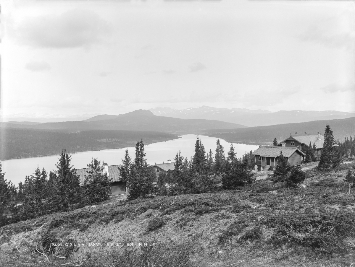 Kort: S. Fron. Golaa seet fra Smiths villa. 1/7 1903. Bygninger, innsjø (Gålåvatnet), trær, fjellformasjoner.