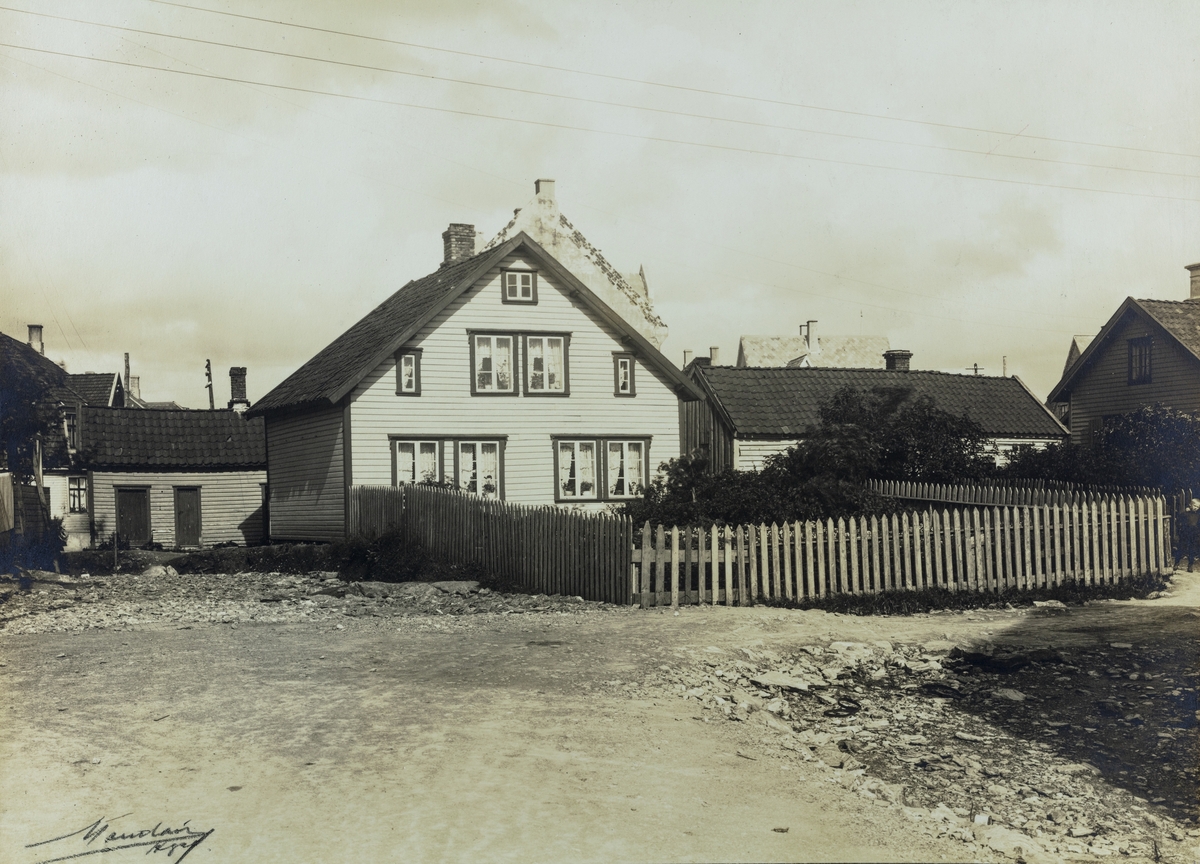Gatekrysset Øvregata-Nygata sett mot sydøst, ca. 1917.