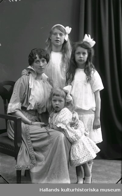 Familjebild, mor med tre döttrar, ateljébild. Beställare: doktorinnan Åberg som sannolikt också är kvinnan på bilden. 1917 ca.