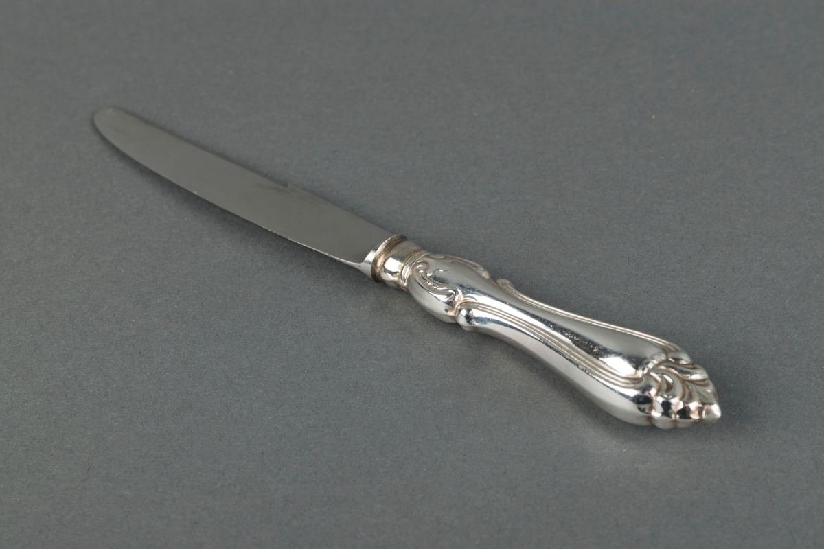 Kniv med dekorert skaft. Knivblad av stål og skaft av sølvplett.