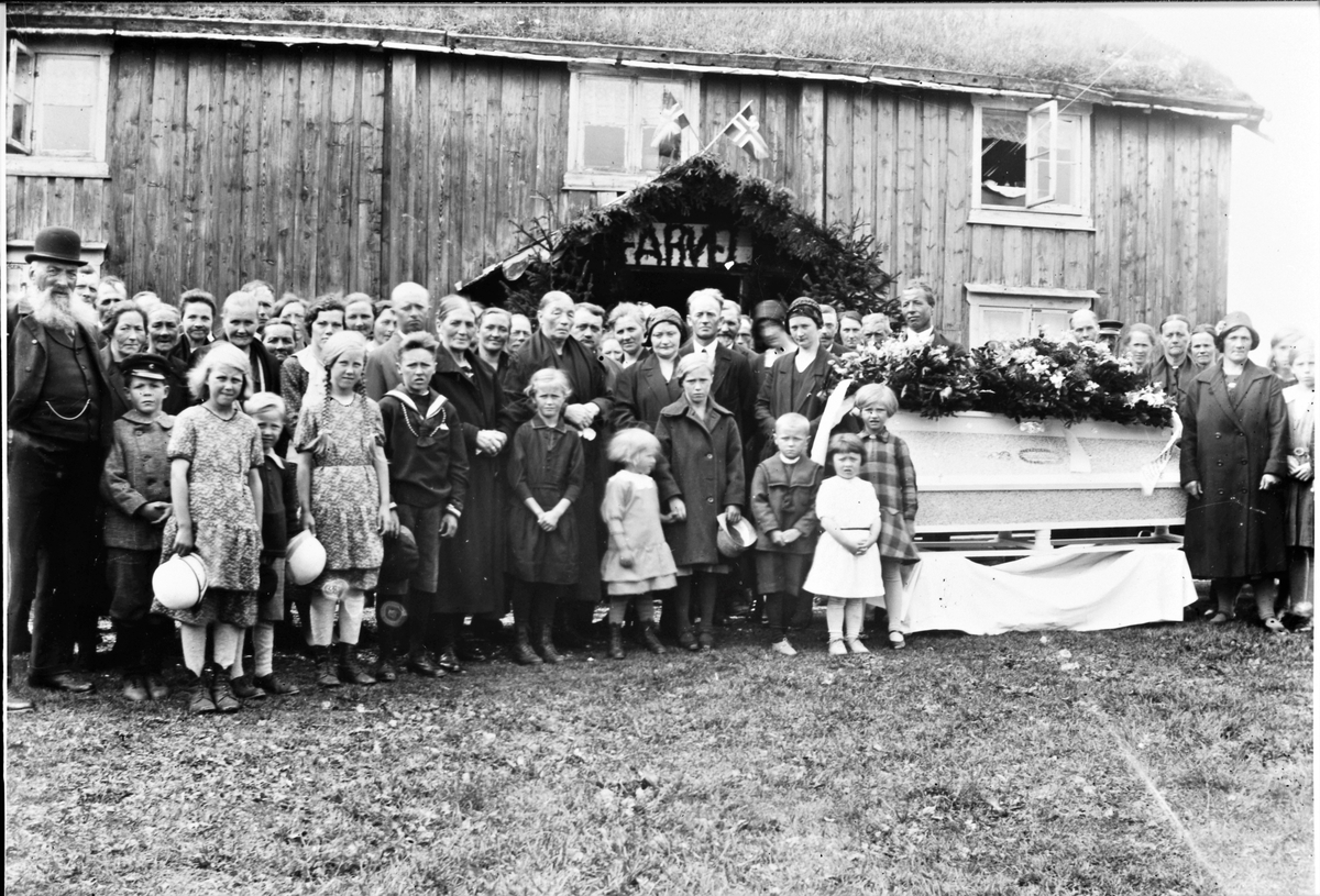 Begravelsen etter Johan Arnt Sundseth, Vallersund.
