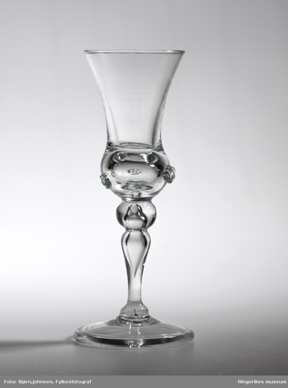 Klukk drammeglass med bringebærornamenter i serien Nøstetangen, produsert fra 1876 på Hadeland Glassverk.