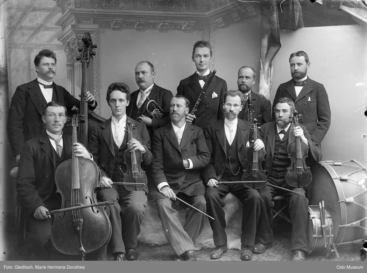 Alhambras orkester, menn, musikere, musikkinstrumenter
