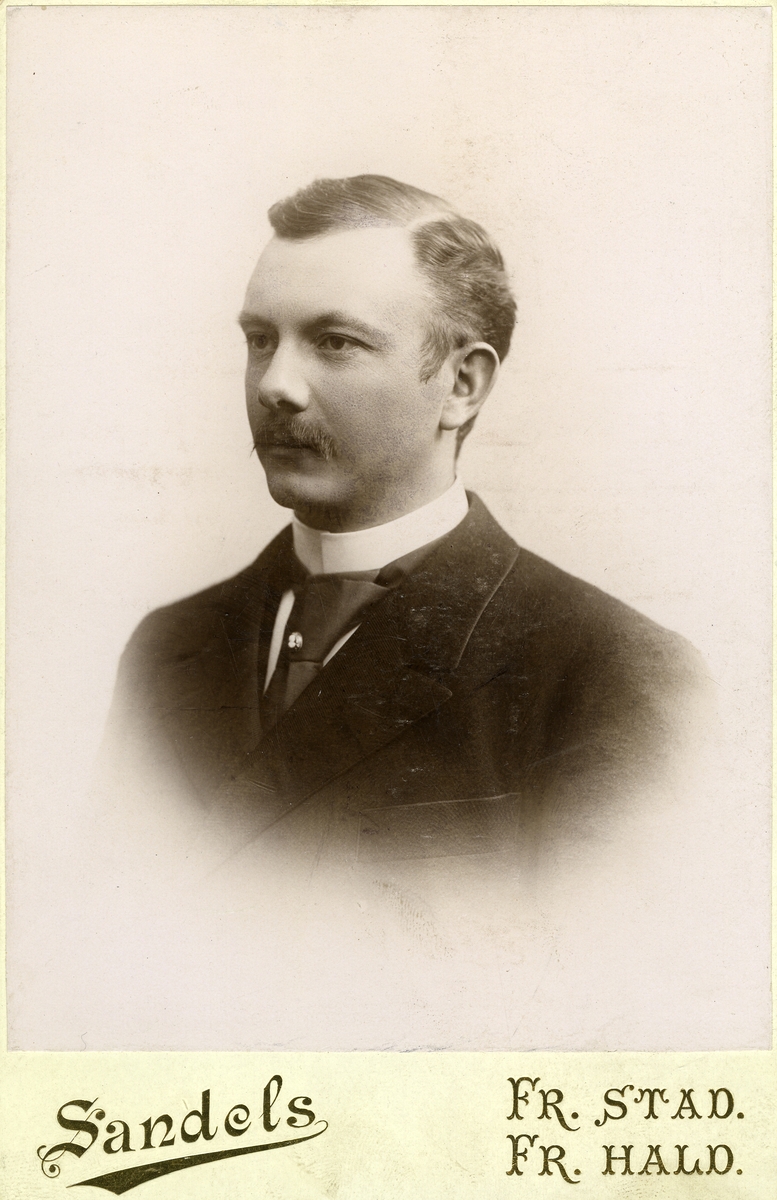 Fredrikstad,
Vestsiden,
disponent Oliver Jacobsen (f.1865 - d.1896)
Gressvik Bruk (grunnlagt i 1860)
Mannsportrett