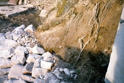 Anleggsområde med stein og jord på nedsiden av kraftstasjone