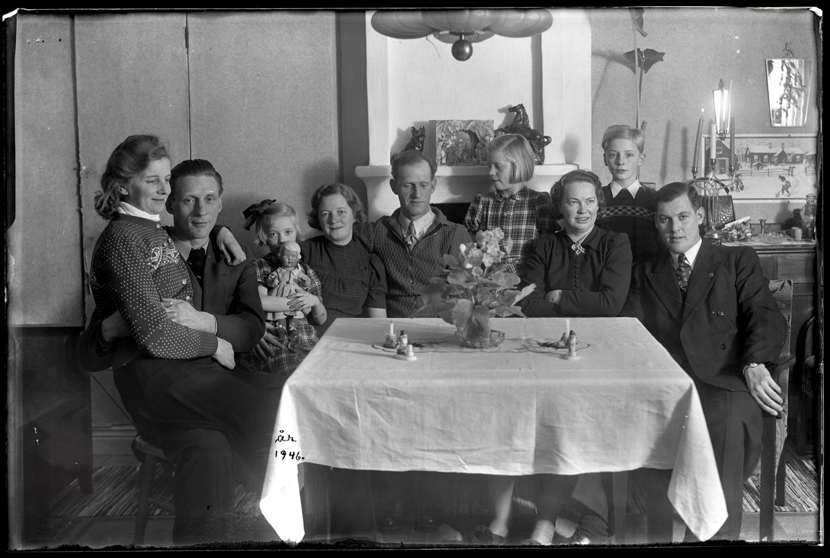 Familj samlad runt bord