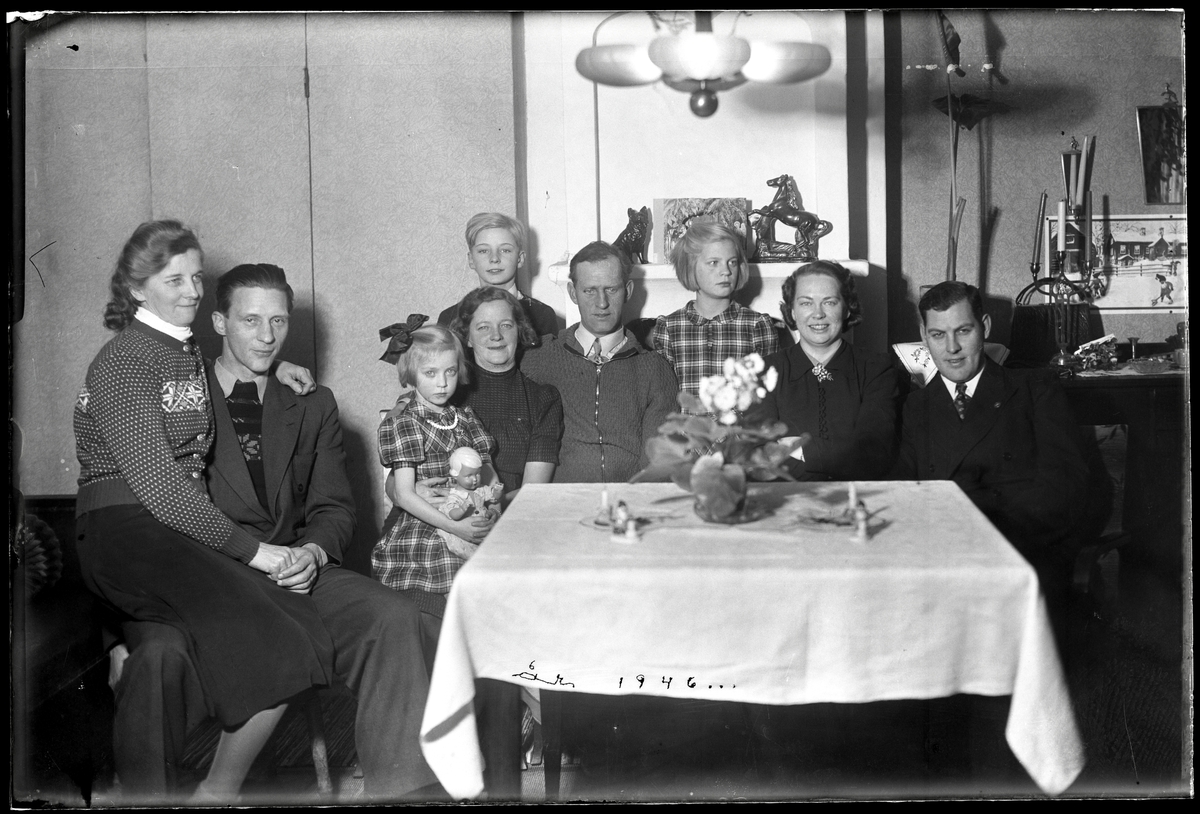 Familj samlad runt bord
