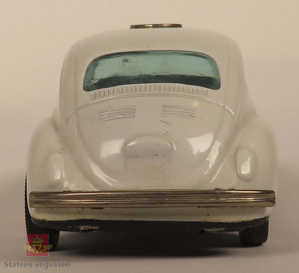 Hvit Volkswagen beetle laget av tinn. Skala: 1/48