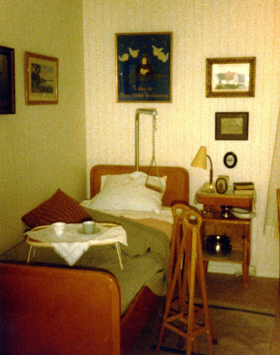 Brattåsgården vid invigningen år 1986. Utställning av föremål från gamla Brattåshemmet, gjord av Kållereds Hembygdsgille. Delar av föremålen finns nu på Mölndals stadsmuseum. Här ses en säng, sängbord och tavlor.