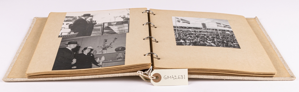 Fotoalbum innehållande fotografier från Gävleutställningen1946.
Klädd med beige linneväv samt blad i kartong.