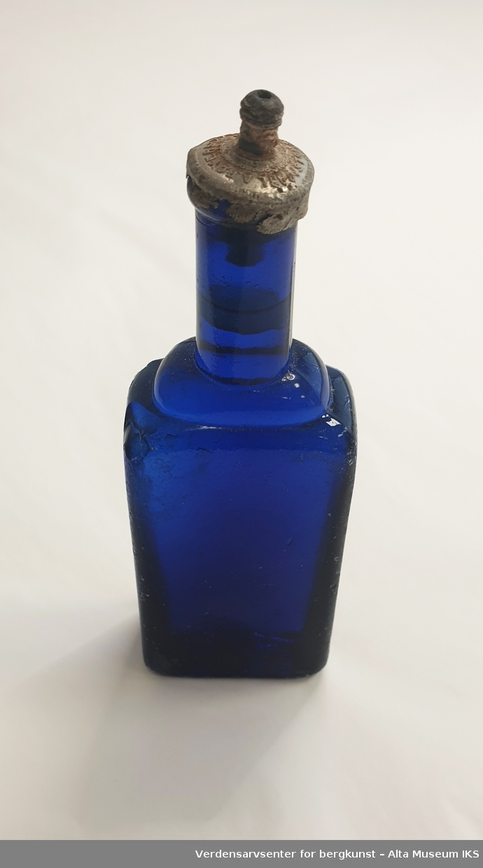 Munnvann på blå glassflaske med kork av metall.