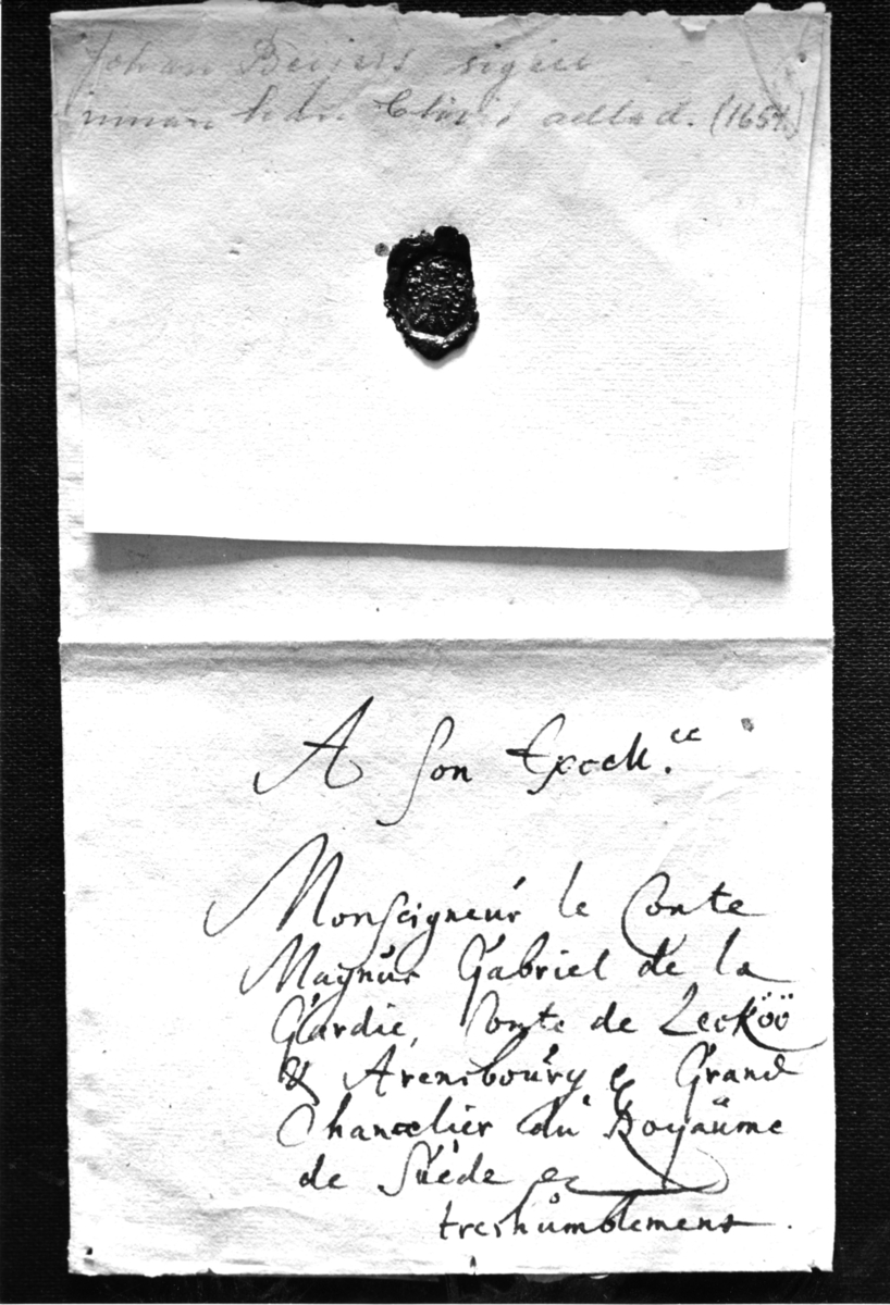 Brevomslag till brev från överpostdirektören Johan Beijer till Magnus Gabriel de la Gardie. Beijer var chef för postverket
under åren 1655 - 1658. Brevet försett med ett svart lacksigill. Sigillet av den typ som Beijer använde innan han blev adlad år 1659.