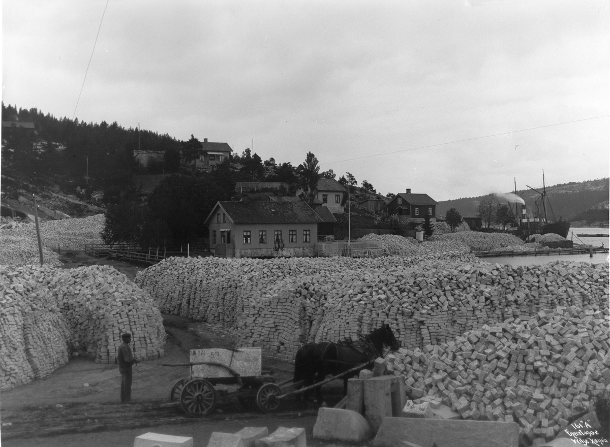 Lager av brostein på Kroken fotografert 1902.