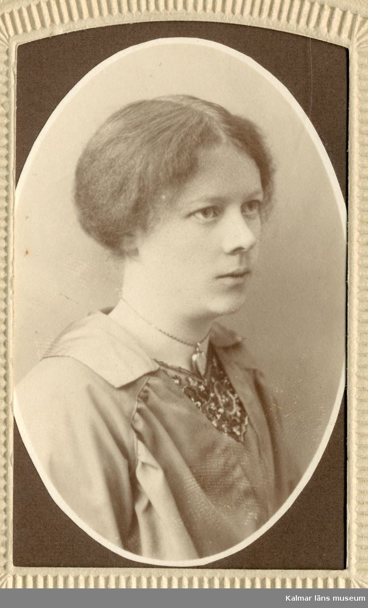 Porträtt av Karin Pettersson med uppsatt hår, fotograferad snett i profil.