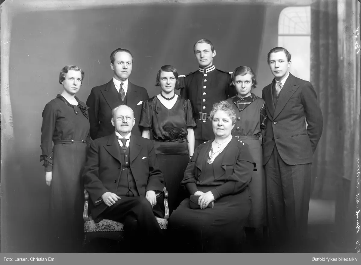 Gruppeportrett av familien banksjef Kr. Fodstad med familie 17. mars 1934.