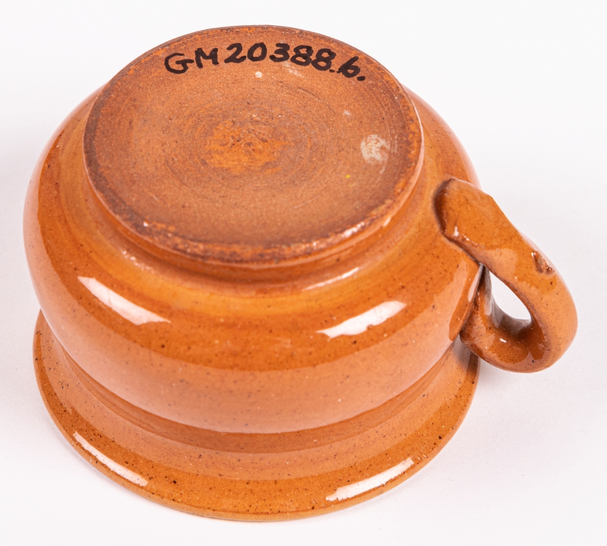 Nattkärl. Miniatyrkärl, Bo Fajans, ingår i en samling om 8 föremål, 1920-tal. Samtliga kärl med bukiga former och avsedda som prydnadsföremål. Höjd 40-70 mm, diam. 45-60 mm. Ett av nattkärlen med brun in- och utsida, övriga kärl invändigt gräddvita.