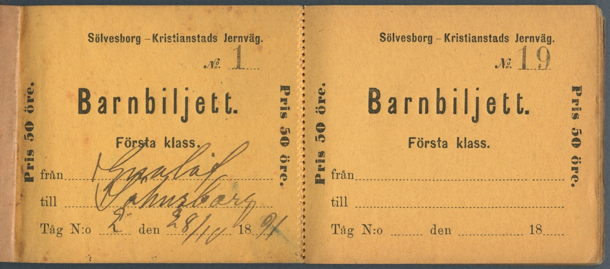 Biljettblock för barnbiljetter på Sölvesborg-Kristianstads järnväg. Blocket består av numrerade biljetter med en perforering i mitten. Ena delen är avriven. Längs kortsidorna står det "Pris 50 öre." Den första oanvända biljetten är nummer 19. Biljett nummer 1 utfärdades från "Gualöf" till Sölvesborg för tåg nummer 2 den 28/10 1891.
