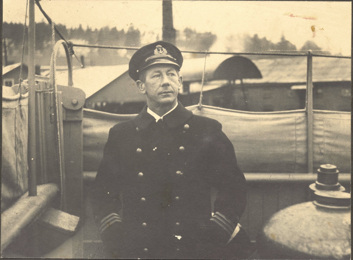 Motiv: Vpl. Kaptein Leif Welding Olsen Halvfigur. Om bord i B/F POL III