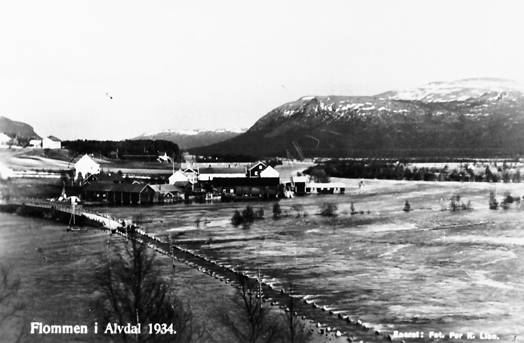 Steia, Alvdal, fra nord med Storsteigen og Steibrua, flommen i 1934. 