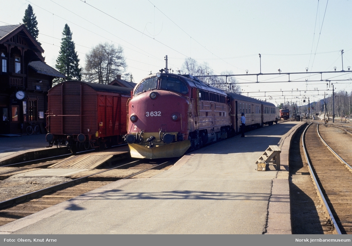 Diesellokomotiv Di 3 632 med persontog fra Fagernes til Oslo S, tog 284, på Eina stasjon